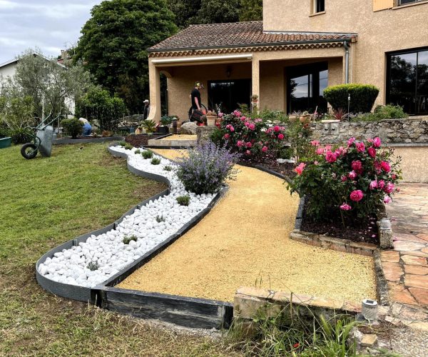 Création et rénovation d’un aménagement paysager de l’entrée d’une maison